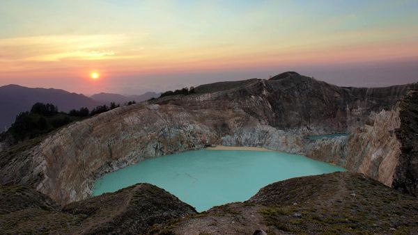 Pesona Danau Kelimutu Ada di Pagi Hari