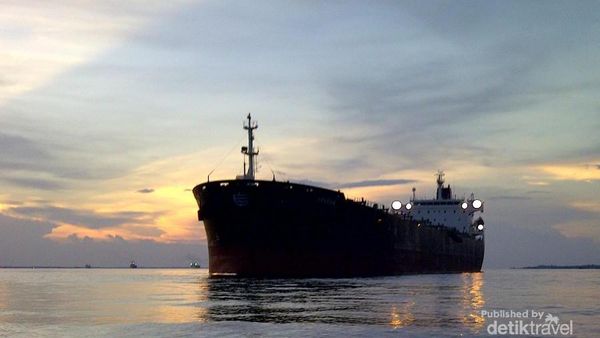 Pesona Kapal Berlabuh di Pulau Rupat, Riau