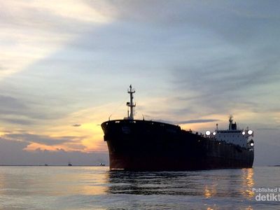 Pesona Kapal Berlabuh di Pulau Rupat, Riau