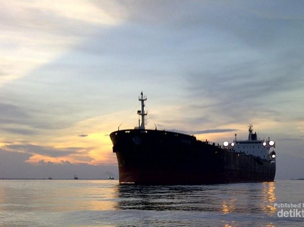 Pesona Kapal Berlabuh di Pulau Rupat, Riau