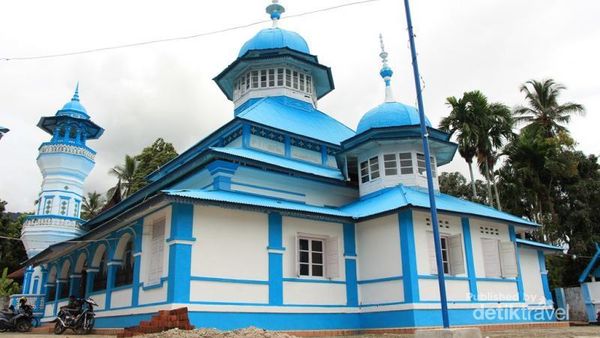 Pesona Masjid Tua di Tepi Danau Maninjau Sumbar
