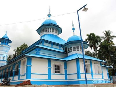 Pesona Masjid Tua di Tepi Danau Maninjau Sumbar
