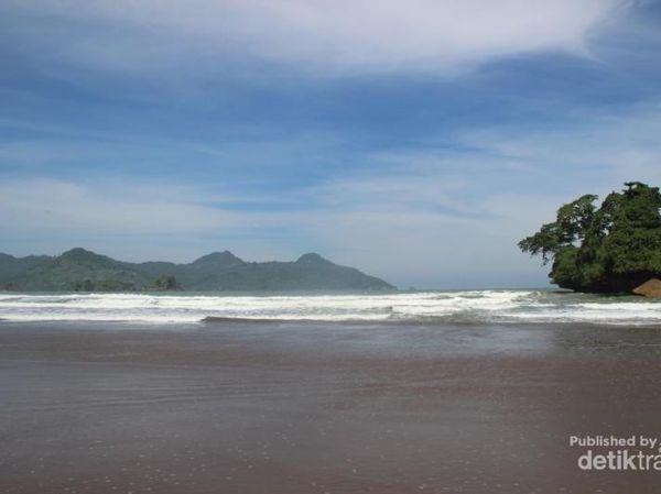 Pohon Pinus, Air Terjun & Pantai Pelang