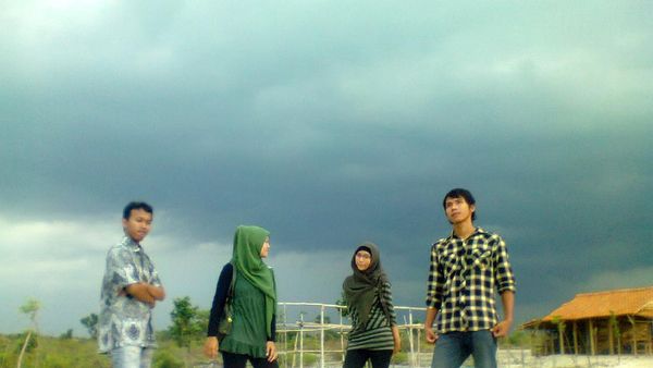 Pose Asik di Pantai Bandengan