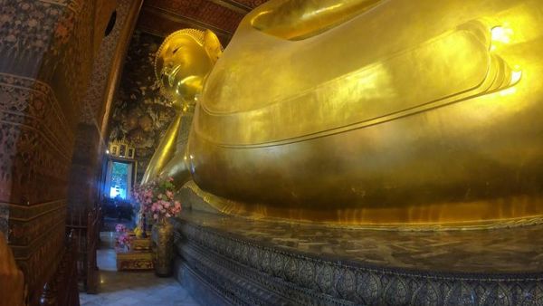 Potret Aktivitas Bhiksu di di Vihara Wat Pho, Bangkok