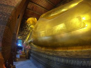 Potret Aktivitas Bhiksu di di Vihara Wat Pho, Bangkok