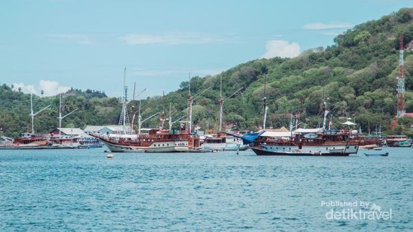 Potret Kapal Phinisi dan Pemandangan Eksotis Labuan Bajo