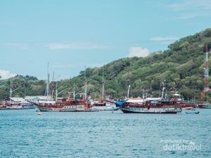 Potret Kapal Phinisi dan Pemandangan Eksotis Labuan Bajo