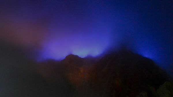 Potret Kehidupan & Keindahan di Kawah Ijen