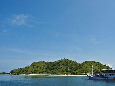 Pulau Transit di Flores Ini Seindah Surga!