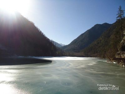 Punya Danau 5 Warna, Ini Cantiknya Taman Nasional China