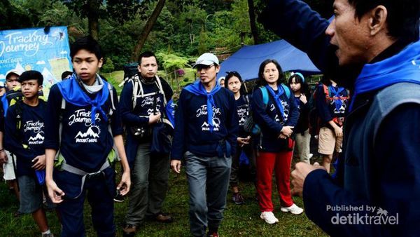 Ramai-ramai Berjuang Mendaki Gunung Gede