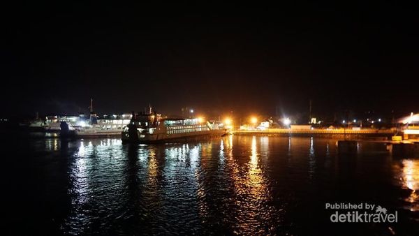 Rasa yang Berbeda Saat Menyeberang Selat Menjelang Fajar