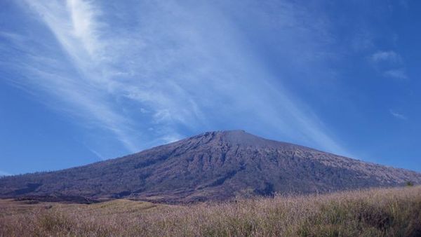 Rayakan Lulus Kuliah dengan Mendaki Rinjani