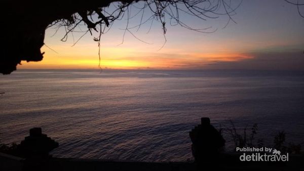 Romantis, Sunset di Pura Uluwatu Bali