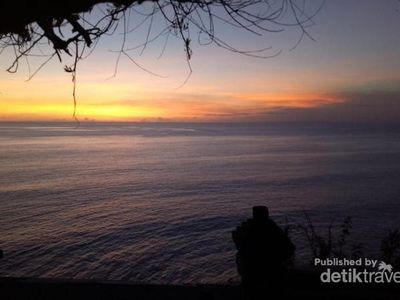 Romantis, Sunset di Pura Uluwatu Bali