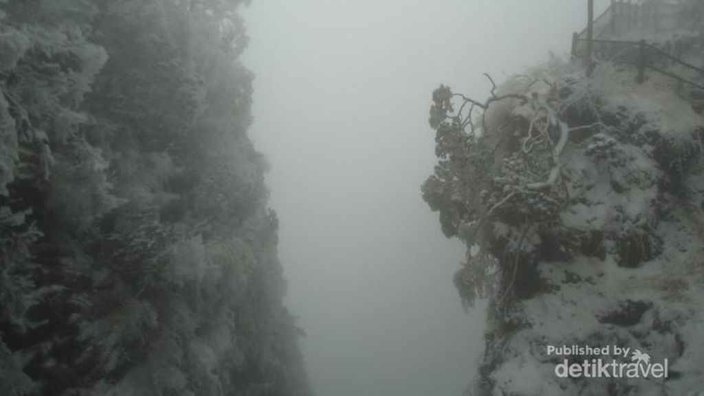 Saat Gunung yang Suci di China Tertutup Salju Saat Gunung yang Suci di China Tertutup Salju