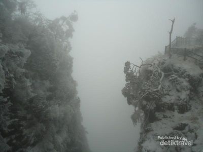 Saat Gunung yang Suci di China Tertutup Salju