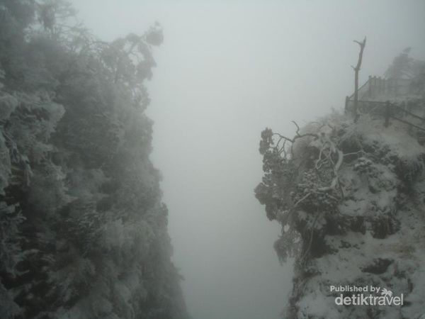 Saat Gunung yang Suci di China Tertutup Salju
