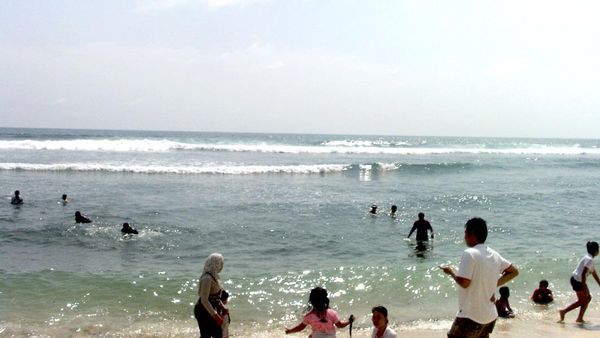 Saat Pantai di Gunungkidul Jadi Lautan Manusia