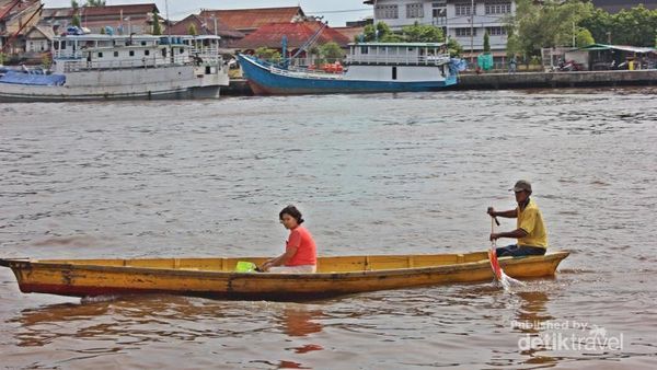 Santai Sejenak di Atas Sungai Kapuas, Pontianak