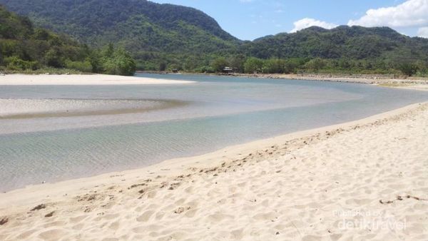 Satu Lagi yang Cantik dari Sumbawa: Pantai Baha Baha
