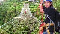 Seberangi Jembatan Tali Demi Dapatkan View Cantik