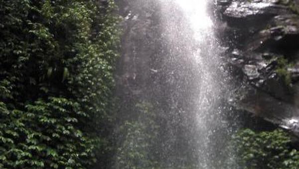 Segarnya Air Terjun Dlundung di Mojokerto