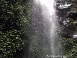Segarnya Air Terjun Dlundung di Mojokerto