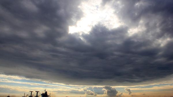 Senja di Selat Madura