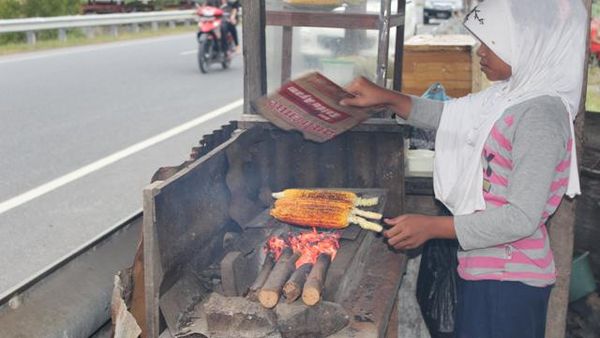 Senja & Jagung Bakar, Paduan Sempurna di Pantai Lhoknga Aceh