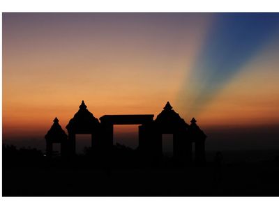 Senja Merah Menyala di Candi Ratu Boko