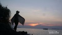 Senja Tenggelam di Pantai Tanjung Gelam