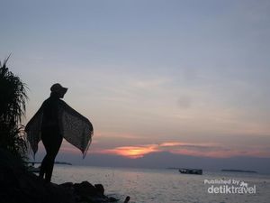 Senja Tenggelam di Pantai Tanjung Gelam