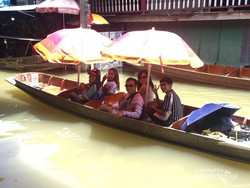 Sensasi Belanja di Pasar Terapung Thailand