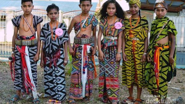 Senyum Anak-anak NTT Saat Berbaju Adat