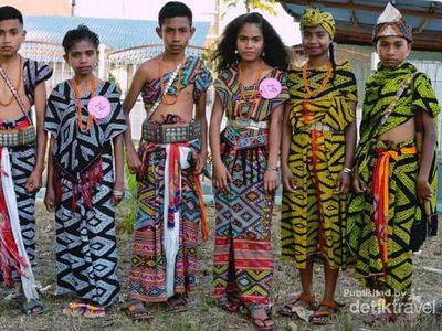 Senyum Anak-anak NTT Saat Berbaju Adat