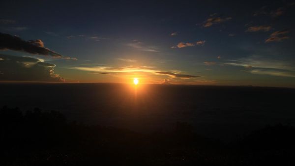 Seperti Ini Indahnya Sunrise di Gunung Lawu