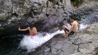 Seru! Loncat Indah di Air Terjun Baturaden