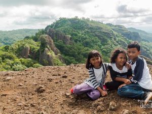 Serunya Ajak Anak-anak Trekking ke Gunung Api Purba Nglanggeran