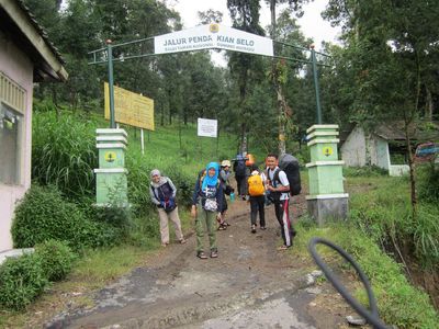 Serunya Wisuda di Puncak Gunung Merbabu