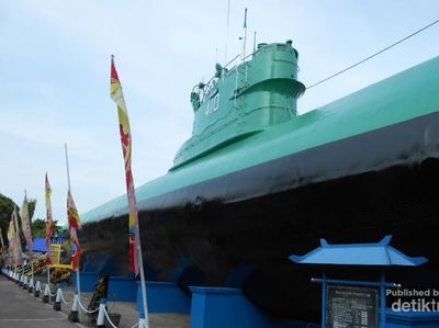 Siapa Sangka, Ada Kapal Selam di Tengah Kota Surabaya