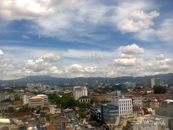 Spot Fotogenik Rahasia di Bandung: Rooftop Pasar Baru