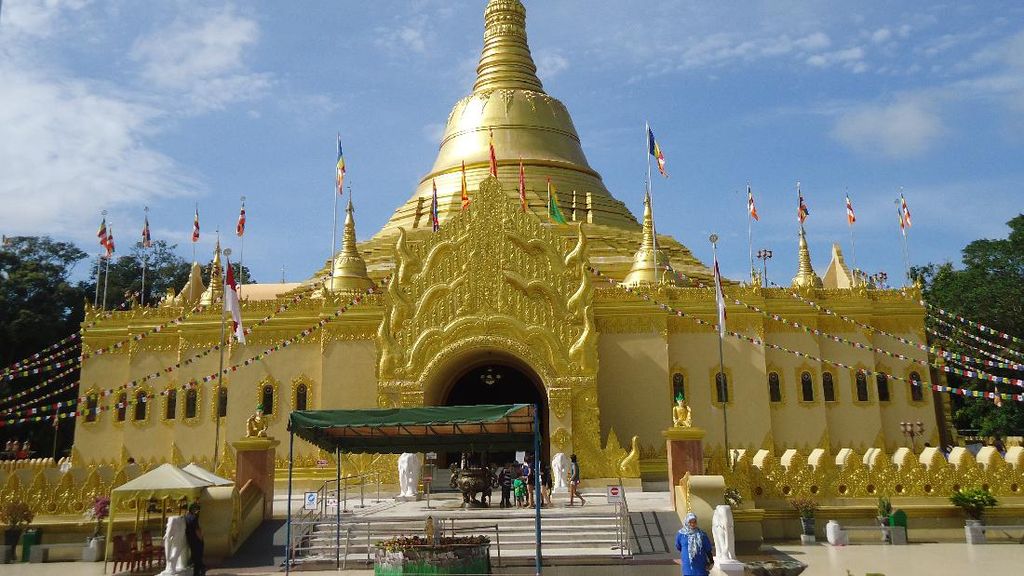 Ssst! Brastagi Punya Pagoda Emas Seperti di Myanmar Ssst! Brastagi Punya Pagoda Emas Seperti di Myanmar