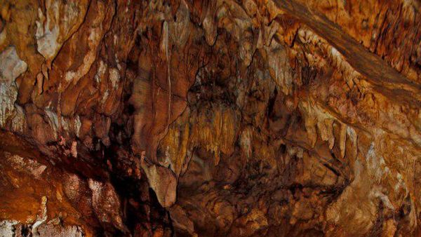 Stalaktit & Stalagmit Eksotis yang Tersembunyi di Gua Banten