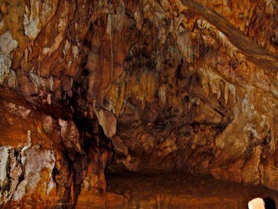 Stalaktit & Stalagmit Eksotis yang Tersembunyi di Gua Banten