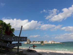 Suasana Mesra Pantai Pulau Kelayang yang Bikin Betah