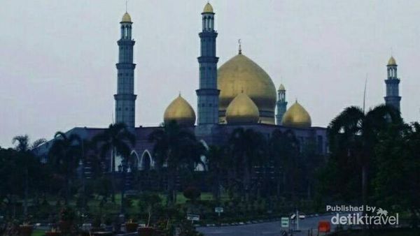 Sudut-sudut Megah Masjid Kubah Emas Depok