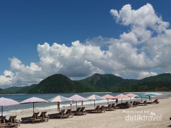 Surfing Asyik di Pantai Selong Belanak, Lombok