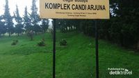 Syahdunya Kompleks Candi Arjuna Dieng di Kala Hujan